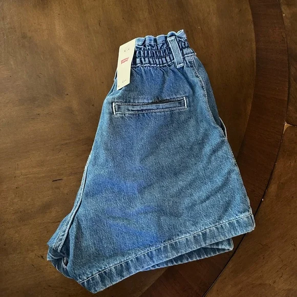 Levi's Cinched Shorts, size 26 NEW WITH TAGS! - Picture 3 of 5